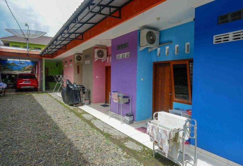 Отель Koolkost Syariah Near Living Plaza Purwokerto