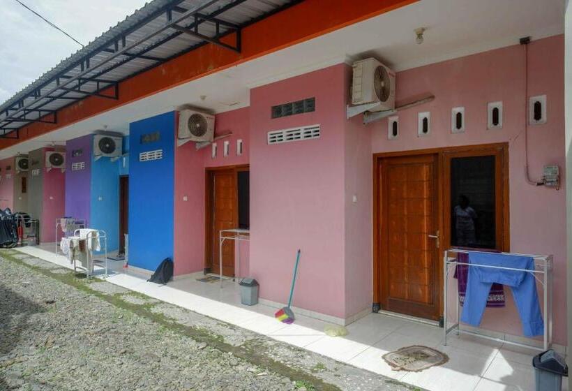 Отель Koolkost Syariah Near Living Plaza Purwokerto