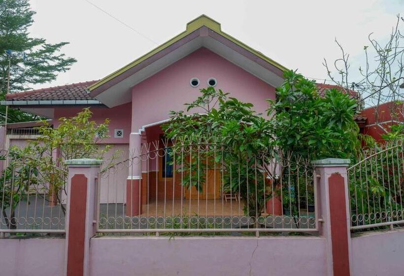 Отель Koolkost Syariah Near Living Plaza Purwokerto