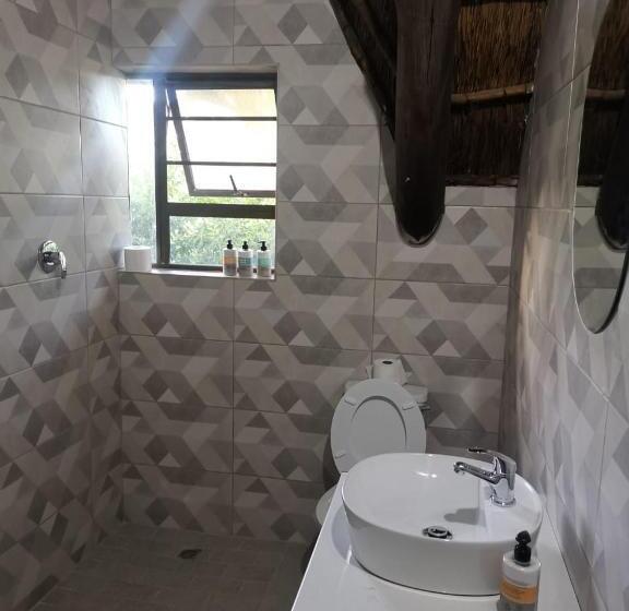 هتل The Thatch Hide