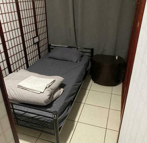 فندق صغير Private Cubicle   Single Bed   Mixed Shared Dorm   Miami Airport