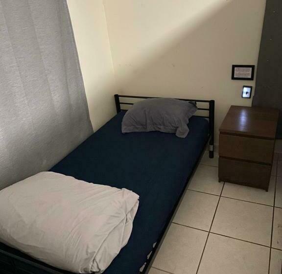 فندق صغير Private Cubicle   Single Bed   Mixed Shared Dorm   Miami Airport