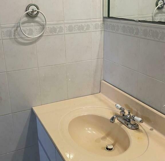 فندق صغير Private Cubicle   Single Bed   Mixed Shared Dorm   Miami Airport