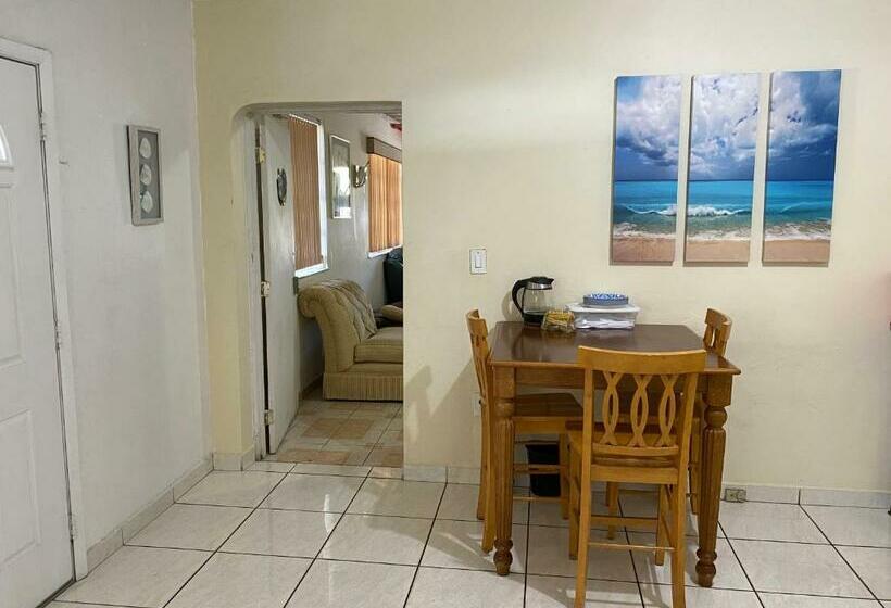 فندق صغير Private Cubicle   Single Bed   Mixed Shared Dorm   Miami Airport