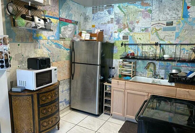 فندق صغير Private Cubicle   Single Bed   Mixed Shared Dorm   Miami Airport