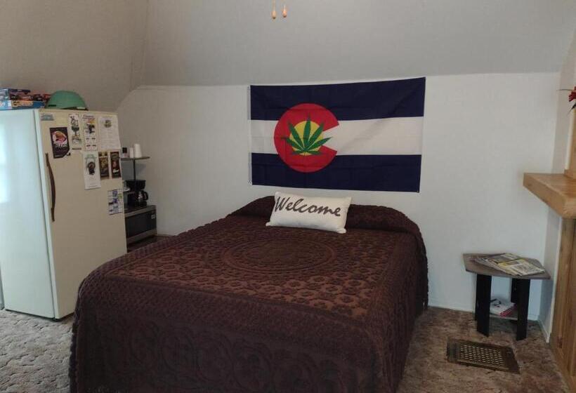 Bed and Breakfast Quiet Upstairs Studio Close To Town 420 Friendly