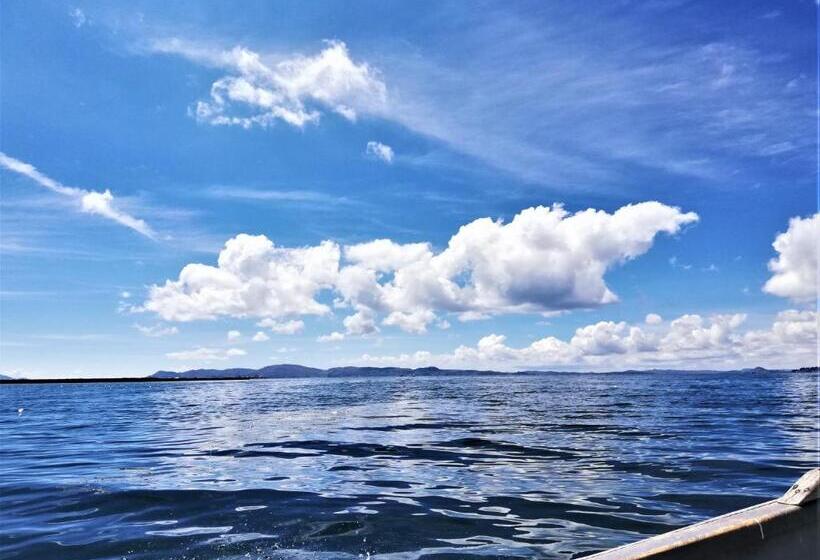 ホテル Los Uros Lago Titicaca