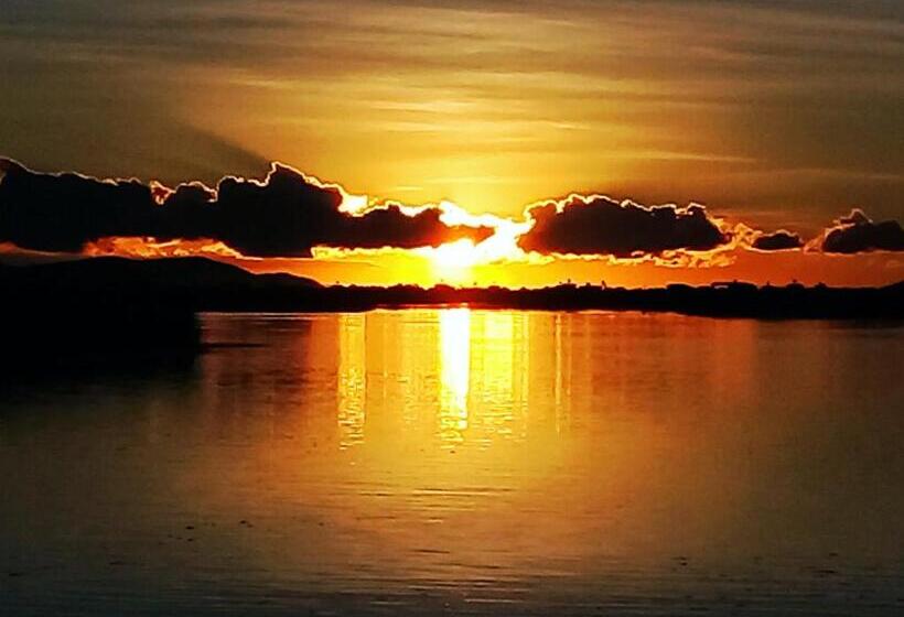ホテル Los Uros Lago Titicaca