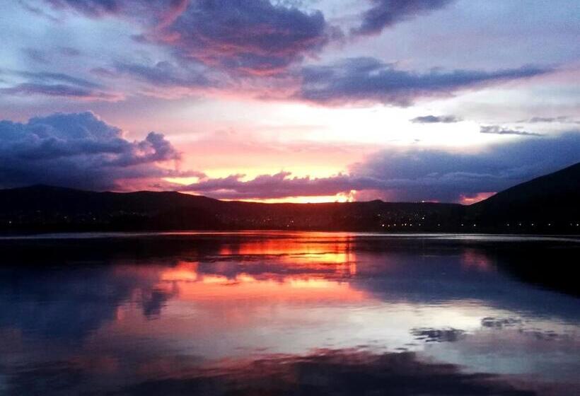 ホテル Los Uros Lago Titicaca