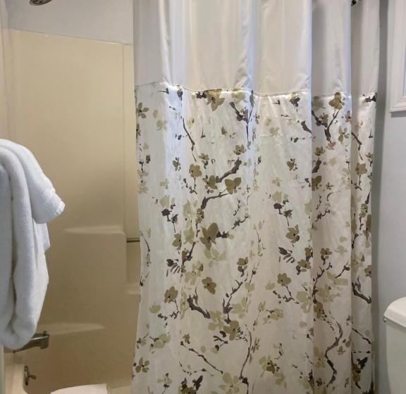 فندق على الطريق M22 Inn Glen Arbor