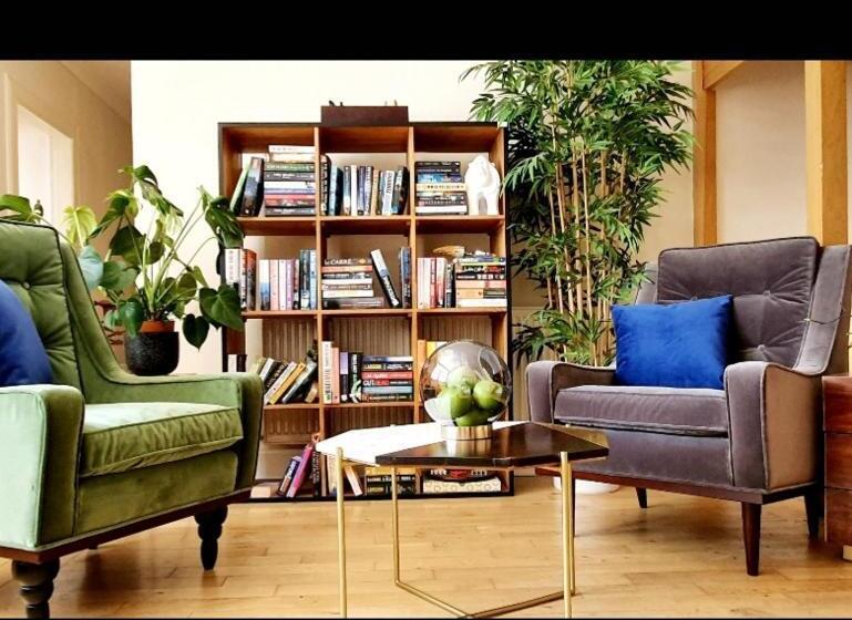 The Blue Horse Suite At The Grumpy Schnauzer B&b Private Hot Tub, Gym, Breakfast, Stunning!