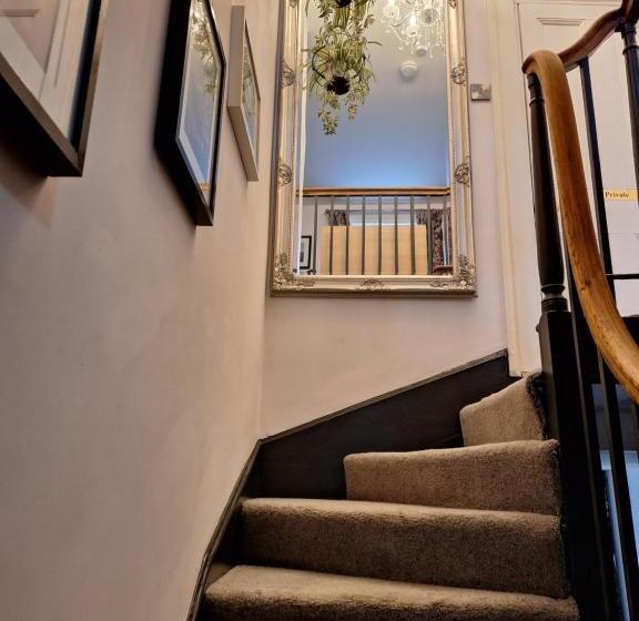 مبيت وإفطار Slate Hall