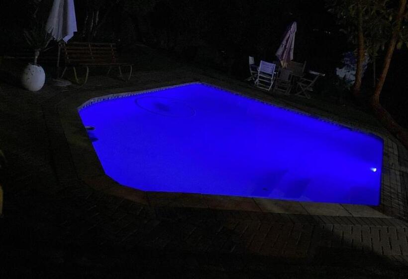 بنسيون Cottonwood Guesthouse Oasis