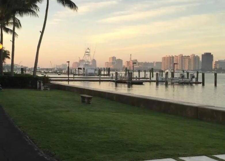 Tropical Beach Condo   Pool, Shops, 86 Tv, Wifi