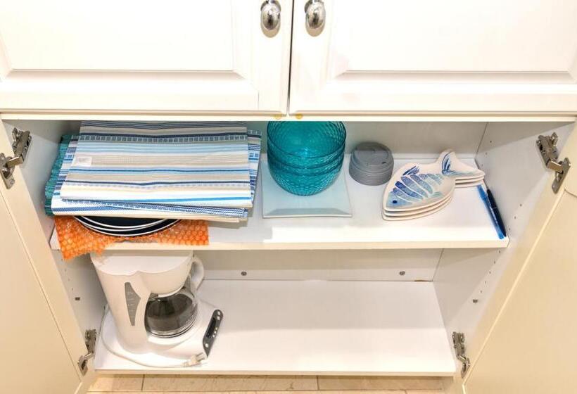 Tropical Beach Condo   Pool, Shops, 86 Tv, Wifi