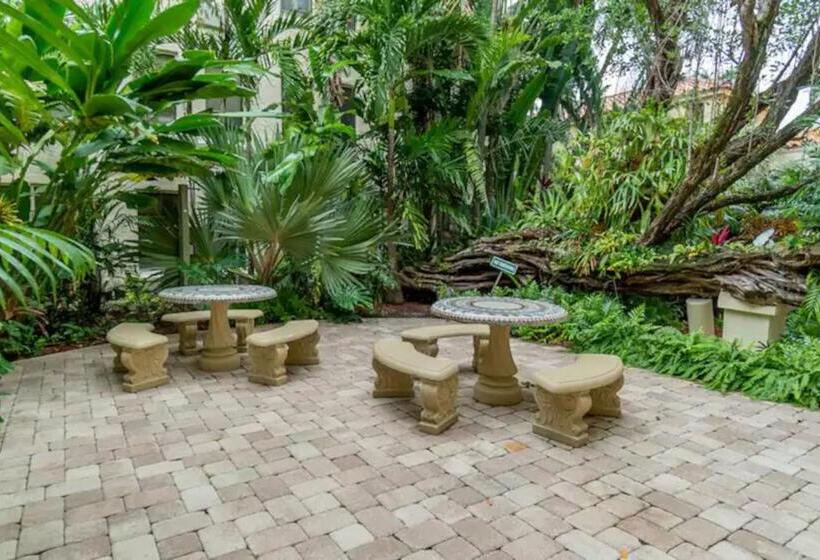 Tropical Beach Condo   Pool, Shops, 86 Tv, Wifi