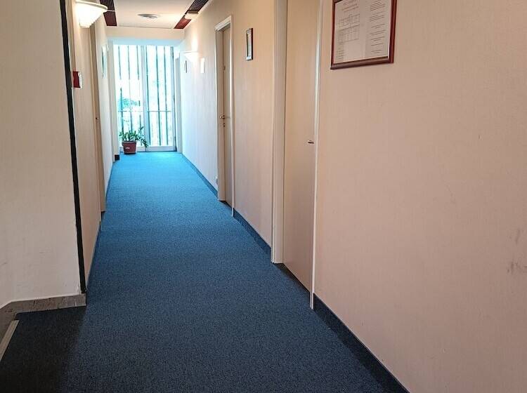 Отель Cavalieri Del Tau