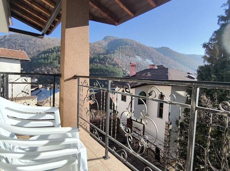 هتل Centaur Family