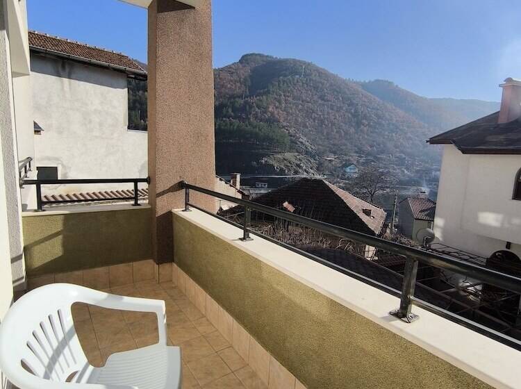 هتل Centaur Family