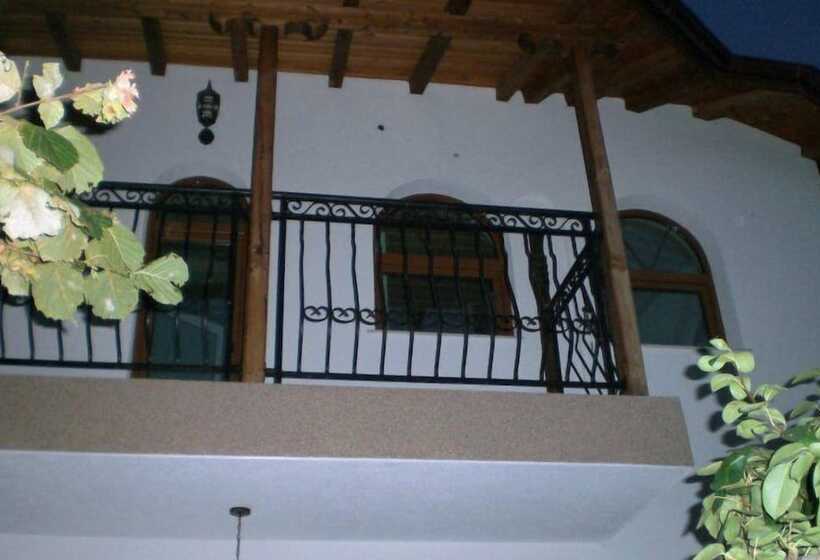 هتل Centaur Family