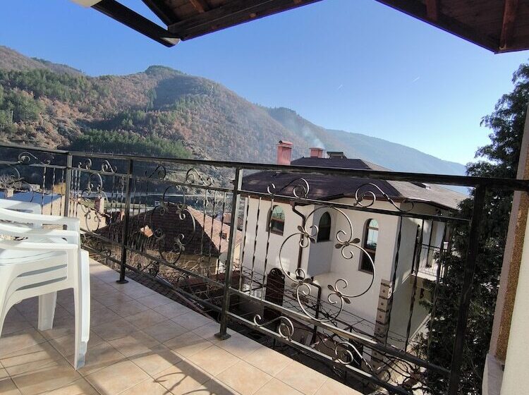 هتل Centaur Family