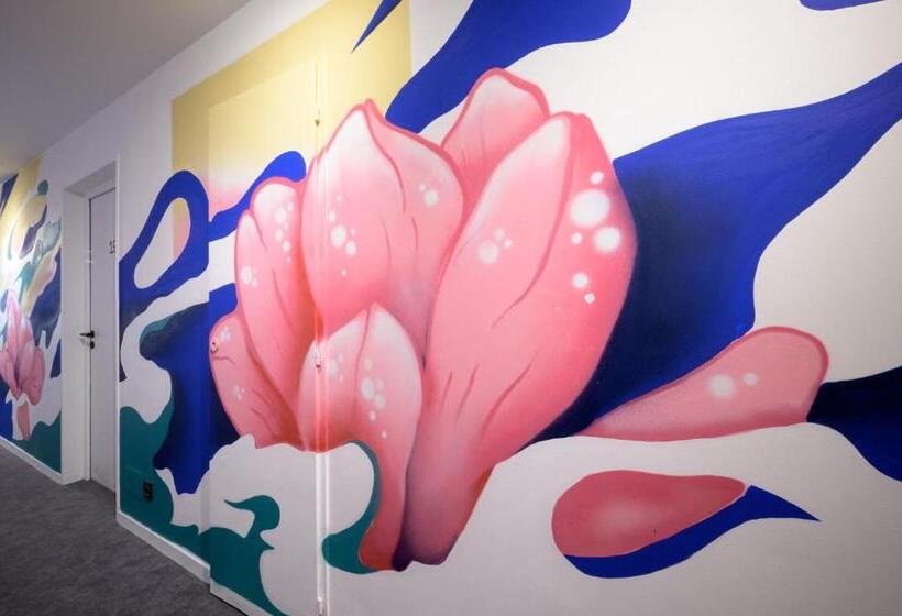 L Outa Hotel Restaurant