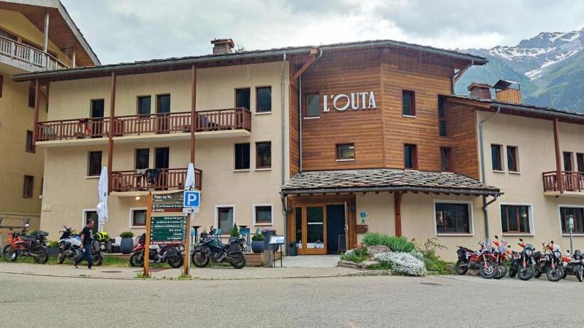 L Outa Hotel Restaurant