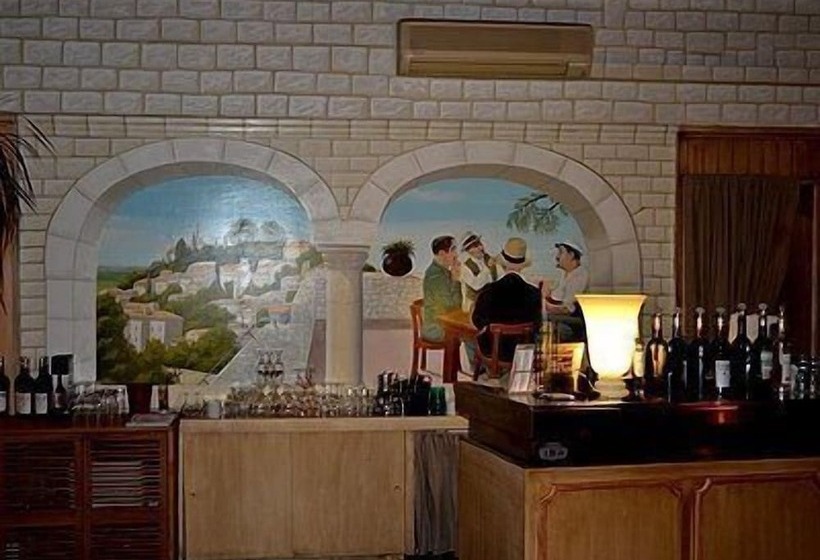 ホテル Hôtel Restaurant Le César