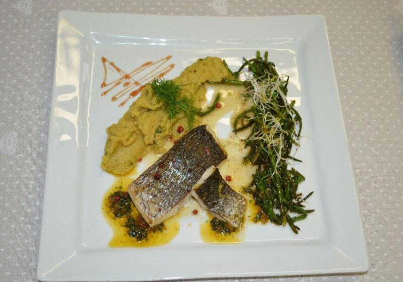 ホテル Hôtel Restaurant Le César