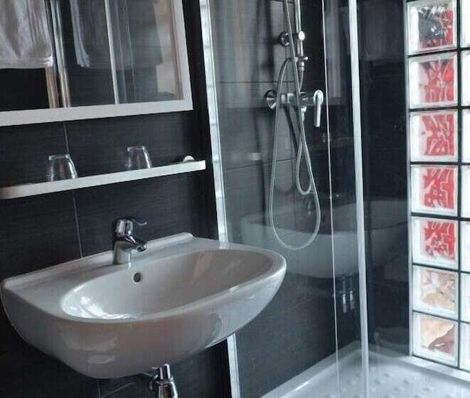 ホテル Hôtel Restaurant Le César