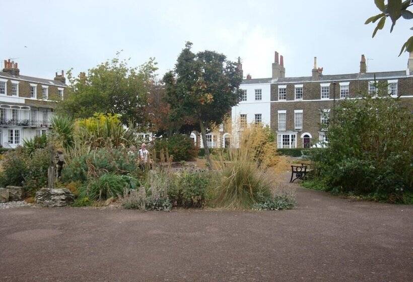 בית מלון כפרי Spencer Court