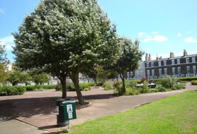 בית מלון כפרי Spencer Court