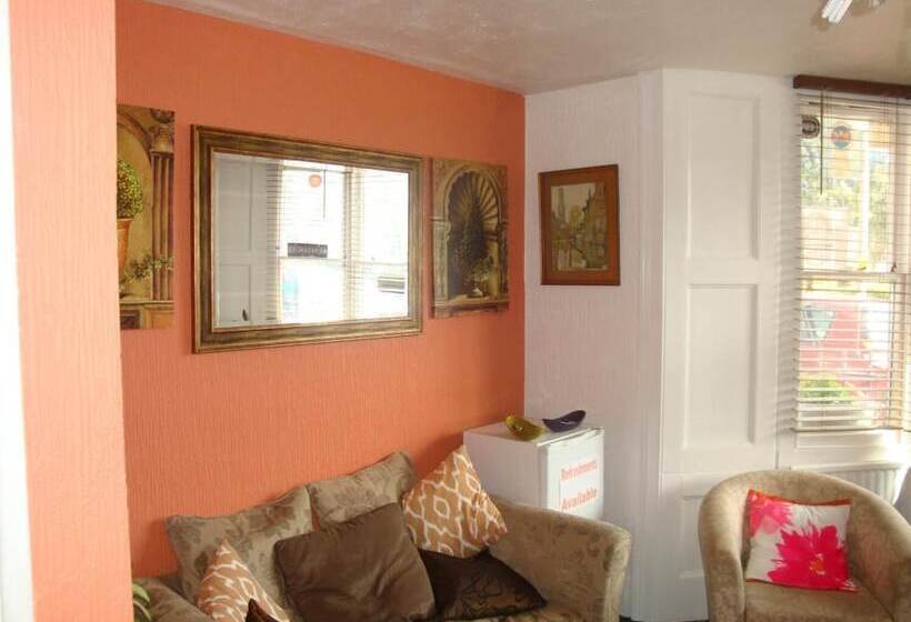 בית מלון כפרי Spencer Court