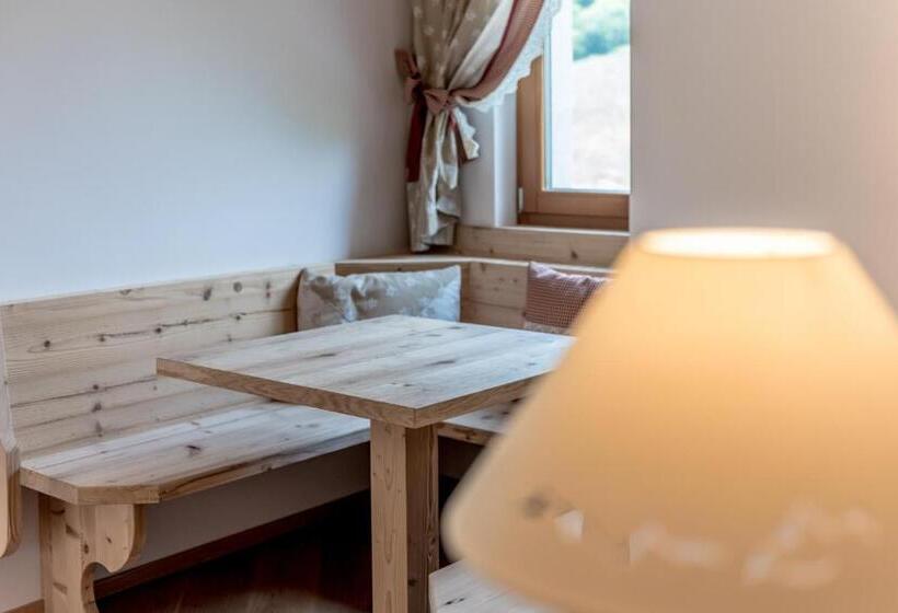 בית מלון כפרי Tevini Dolomites Charming