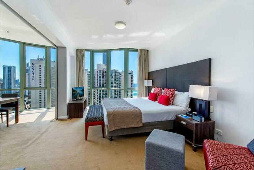 בית מלון כפרי Legends  Penthouse Lvl Spa Suite In Surfers Paradise