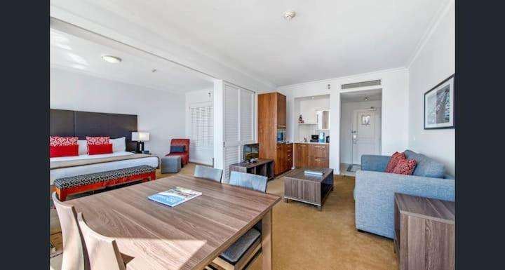 בית מלון כפרי Legends  Penthouse Lvl Spa Suite In Surfers Paradise