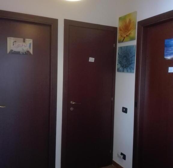 پانسیون A Santy S Roomsbagno Condiviso Sharedboth2piano No Lift No Shuttle  No Pasti No Meal,  A Pagamento A