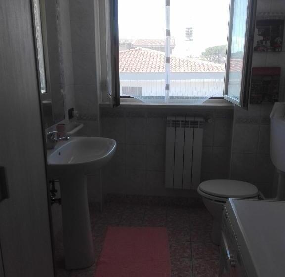 پانسیون A Santy S Roomsbagno Condiviso Sharedboth2piano No Lift No Shuttle  No Pasti No Meal,  A Pagamento A