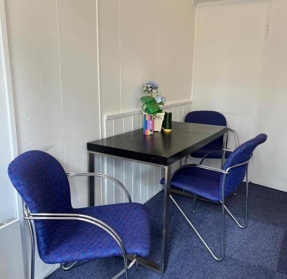 هتل کپسول Rena Hostel Einara