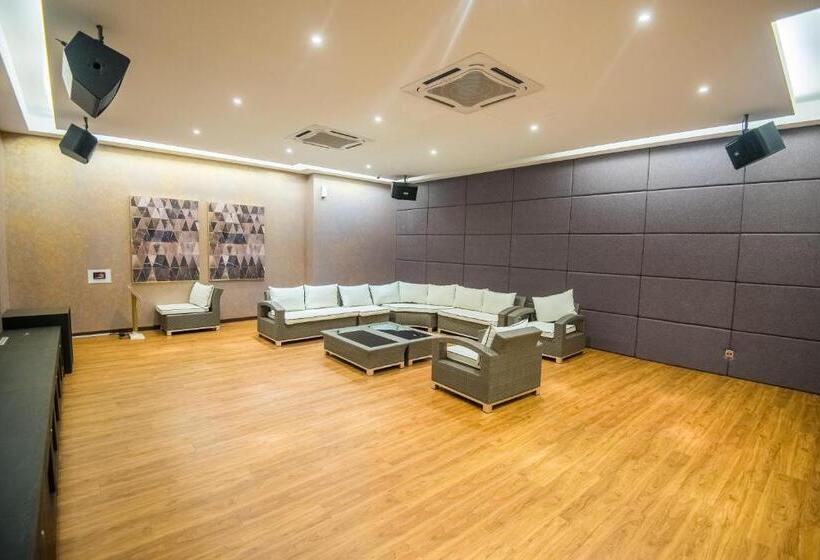 בית מלון כפרי Molek Regency Taman Molek