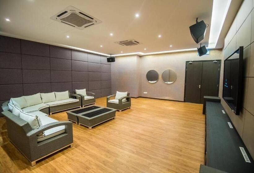 בית מלון כפרי Molek Regency Taman Molek