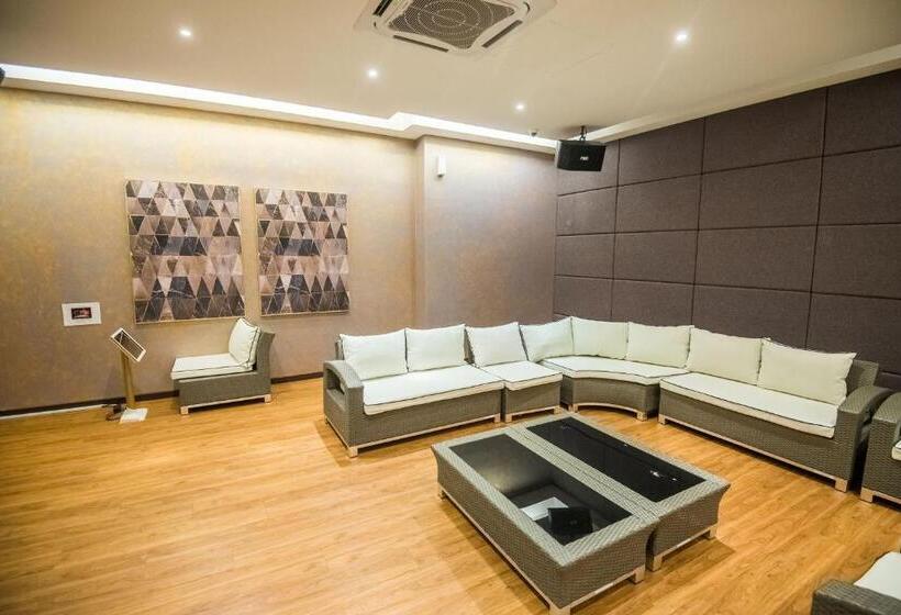 בית מלון כפרי Molek Regency Taman Molek