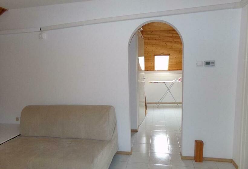 Пансион Hold On Apartman