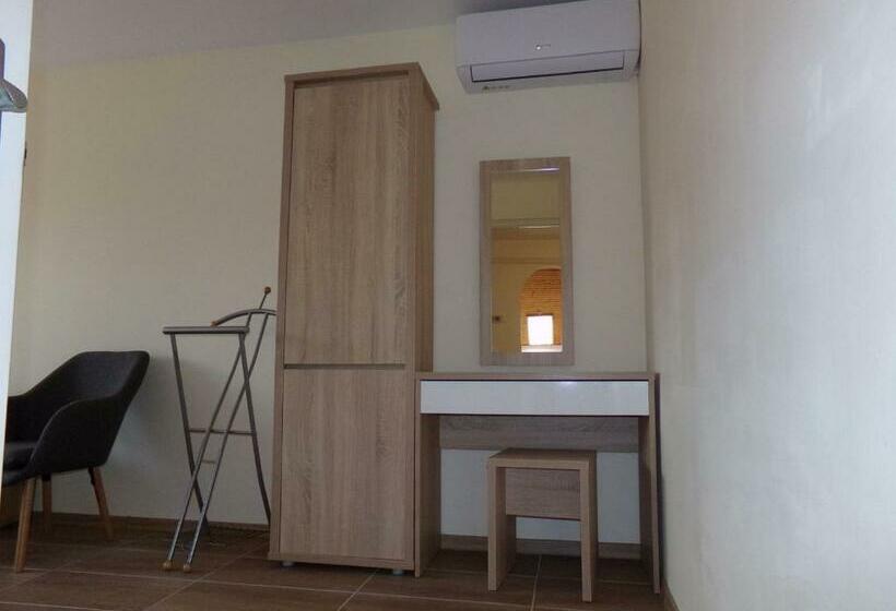 Пансион Hold On Apartman