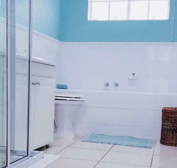 بنسيون Oak Tree Garden Cottage