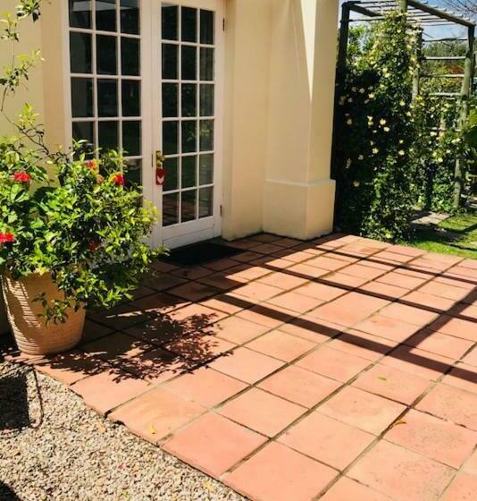 بنسيون Oak Tree Garden Cottage