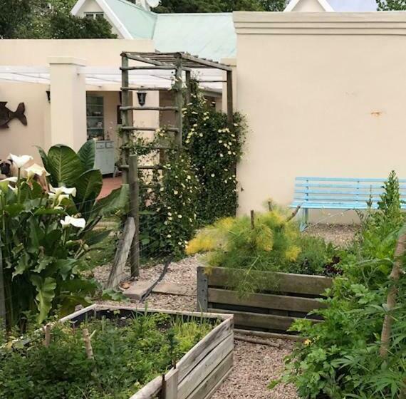 بنسيون Oak Tree Garden Cottage