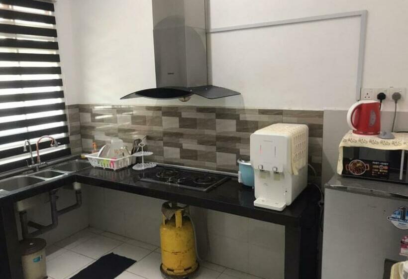 Отель Oyo 90359 Homestay Bandar Putra 2