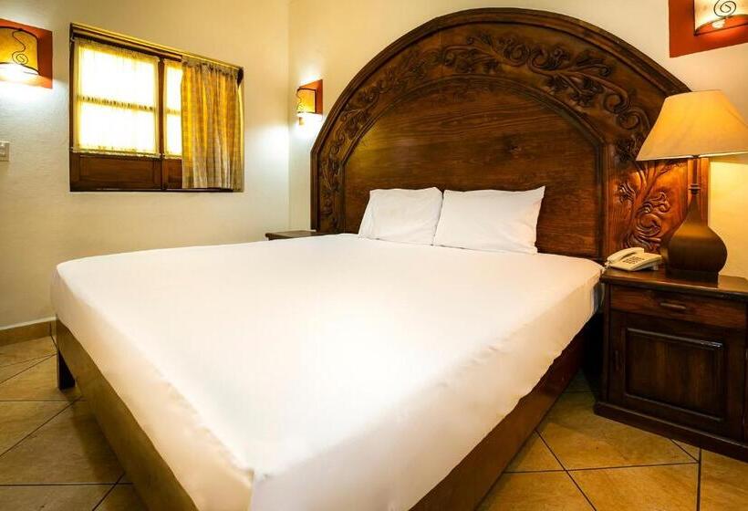 Отель Casa Del Virrey & Suites