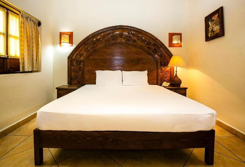 Отель Casa Del Virrey & Suites